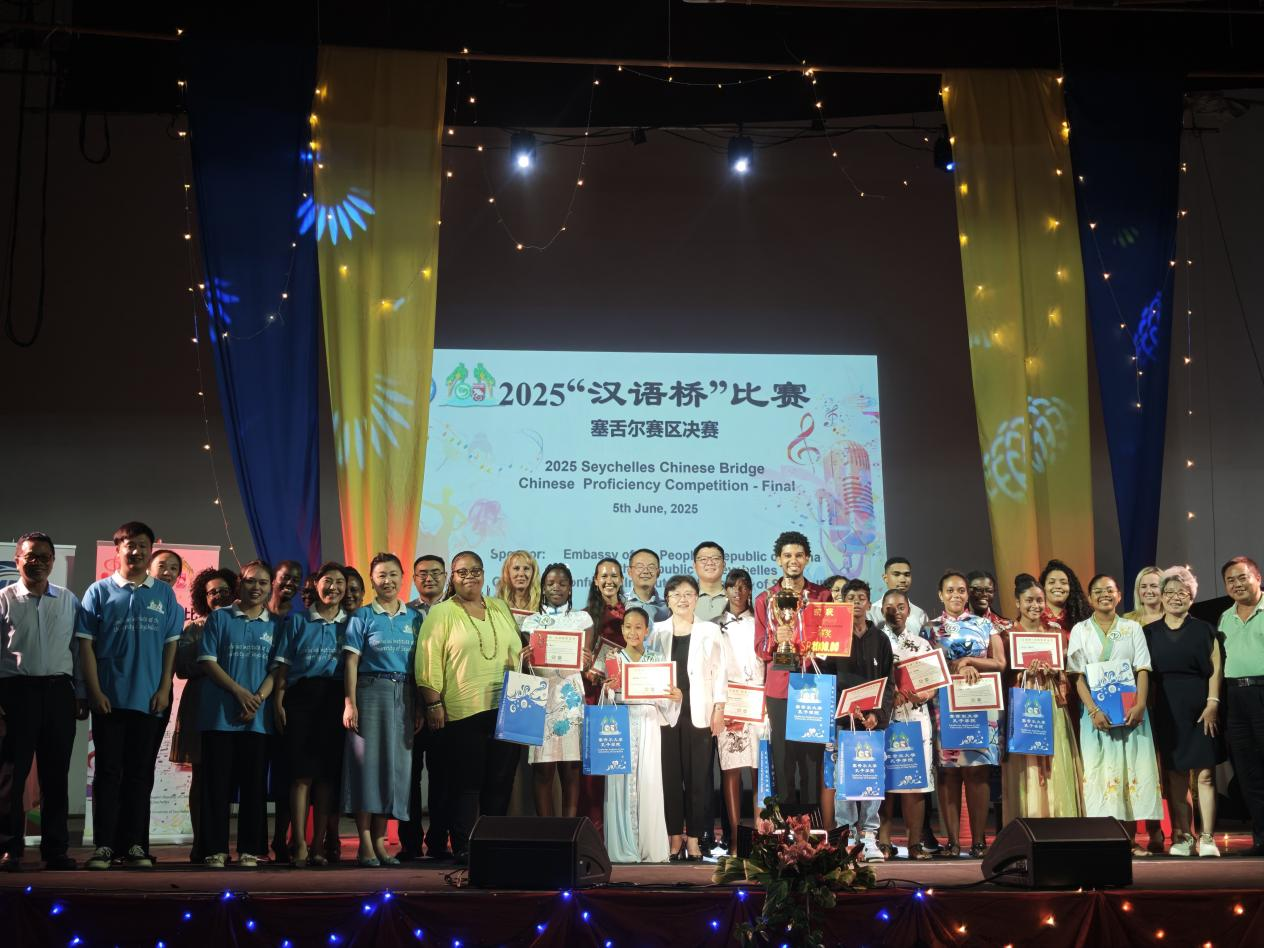 比赛现场合影留念。中国驻塞舌尔大使馆供图